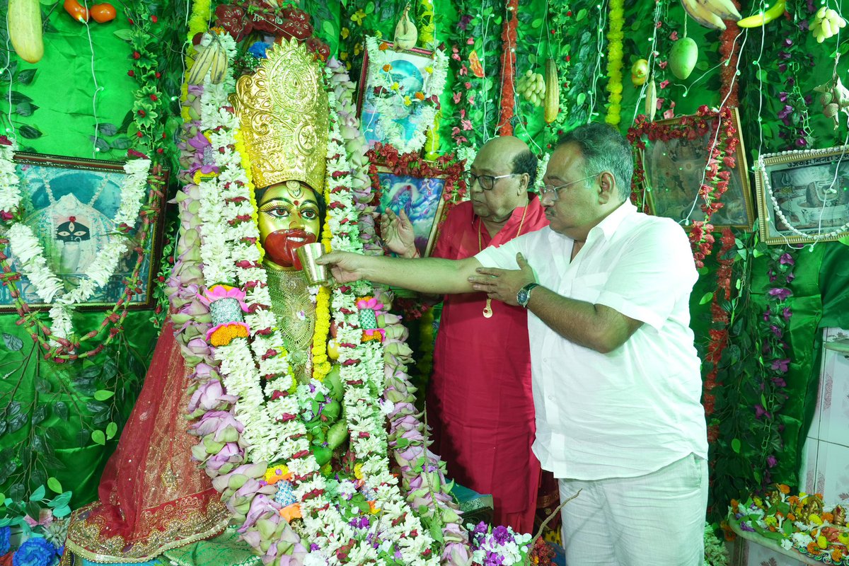 SamikBJP's tweet photo. হাওড়ার রামকৃষ্ণ লঞ্চ ঘাটের কালী মন্দিরে ফলহারিনী  শ্রী শ্রী কালীপুজোর পবিত্র তিথিতে মায়ের চরণে প্রণাম। মা কালী সকলের জীবন সুখ, শান্তি ও সমৃদ্ধিতে ভরিয়ে তুলুন এই প্রার্থনাই করি। https://t.co/fAvkY33eNE