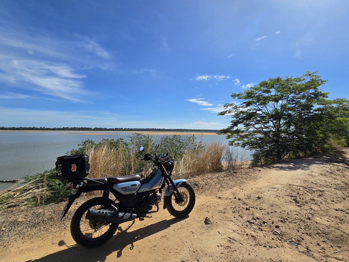 バイクって♥️本当に楽しいのう カンボジア🇰🇭遺跡修復中の現場に