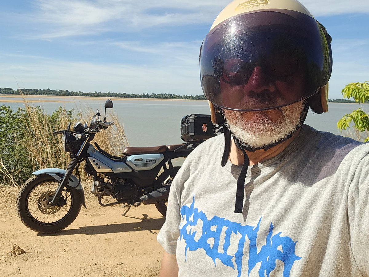 バイクって♥️本当に楽しいのう カンボジア🇰🇭遺跡修復中の現場に