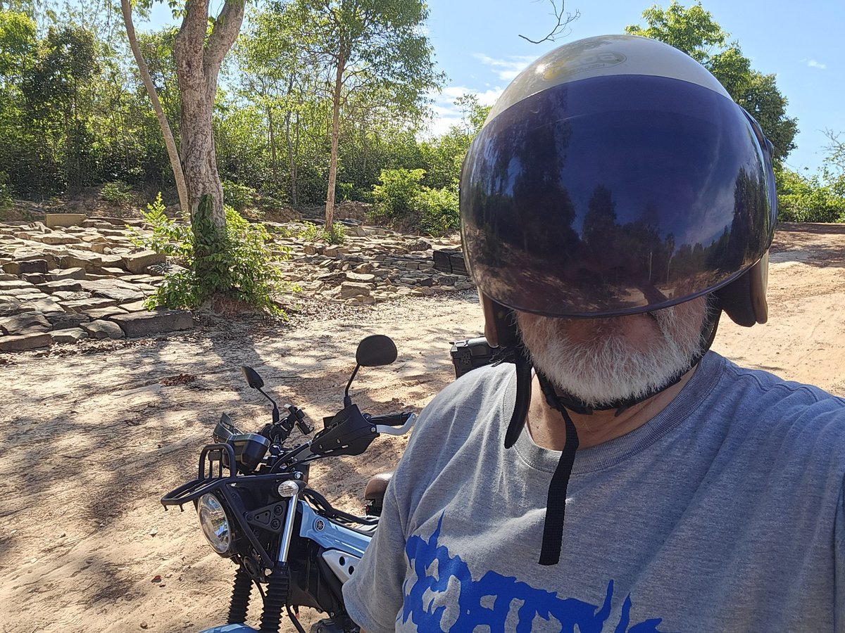 バイクって♥️本当に楽しいのう カンボジア🇰🇭遺跡修復中の現場に