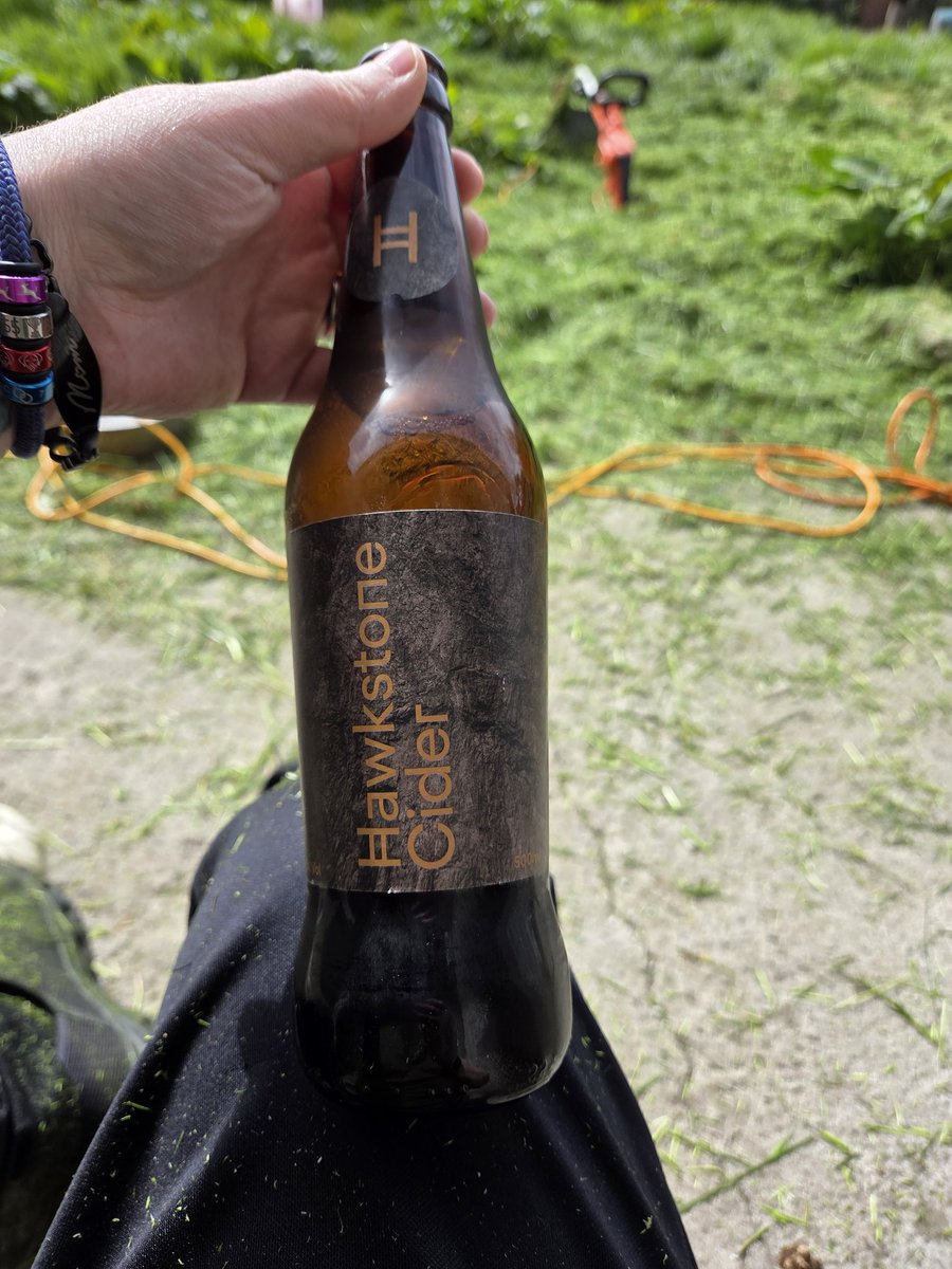 beccanen1's tweet photo. @JeremyClarkson Finally got to taste this Cider. Was great to quench my thirst while strimming the grass. A very nice cider indeed. https://t.co/zJCFNO0Nyi