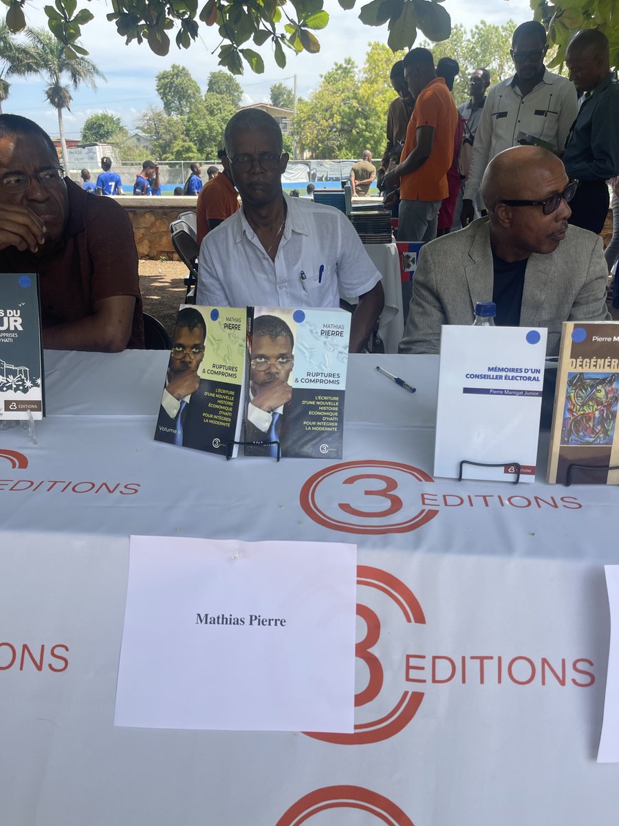 MathiasPierre00's tweet photo. Je suis sur place à la Foire du Livre de C3 Éditions! https://t.co/kSZiCBxU0j