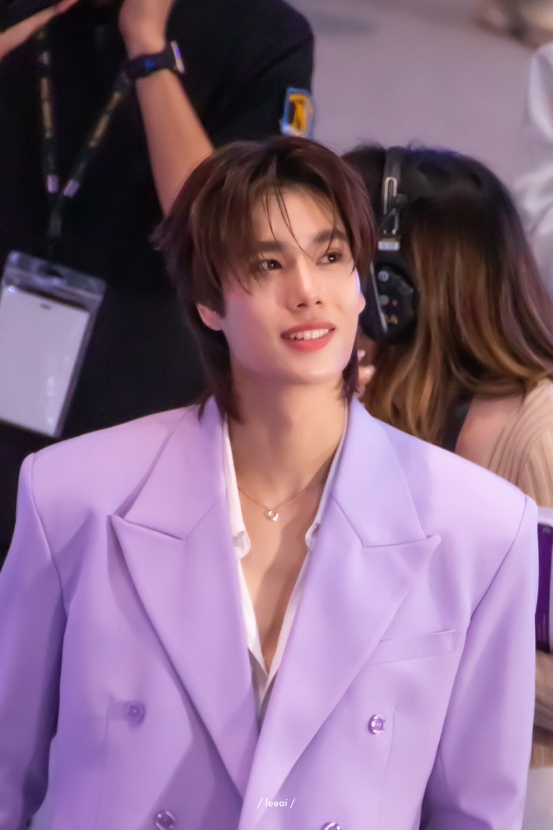 ลอ ⟡ tweet media