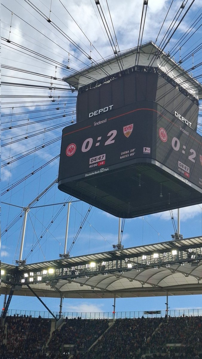 aes_danielz's tweet photo. Die ersten Highlights aus Frankfurt für euch.
Mega Stimmung hier, auch wenn die #SGE aktuell 0:2 zur Pause hinten liegt.

Aber noch gibt es 45 min !

Auf geht's EINTRACHT !!!

#SkyExtra https://t.co/63Cou58qHq