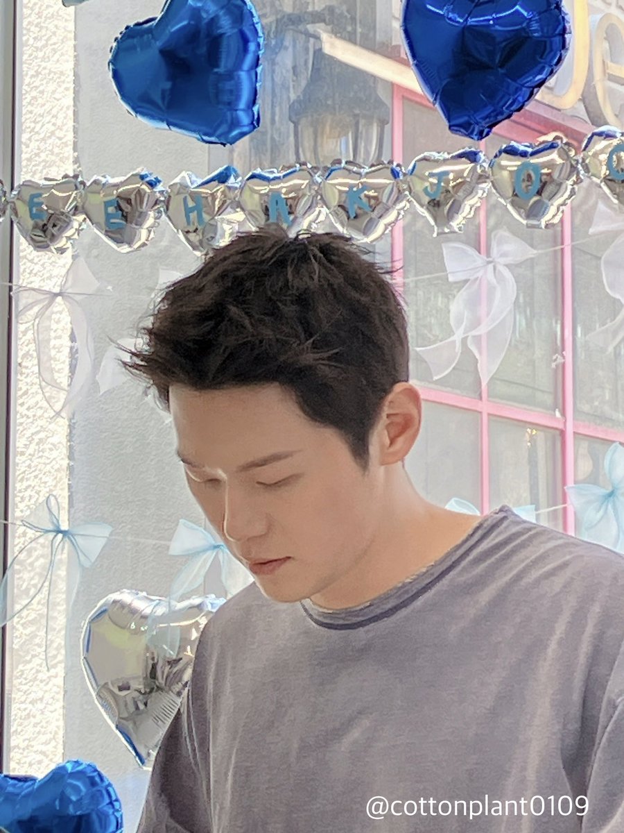 cottonplant0109's tweet photo. 구석에 화분처럼 숨어 앉아서 열심히 몰래 봄. https://t.co/IOabNXTe6J