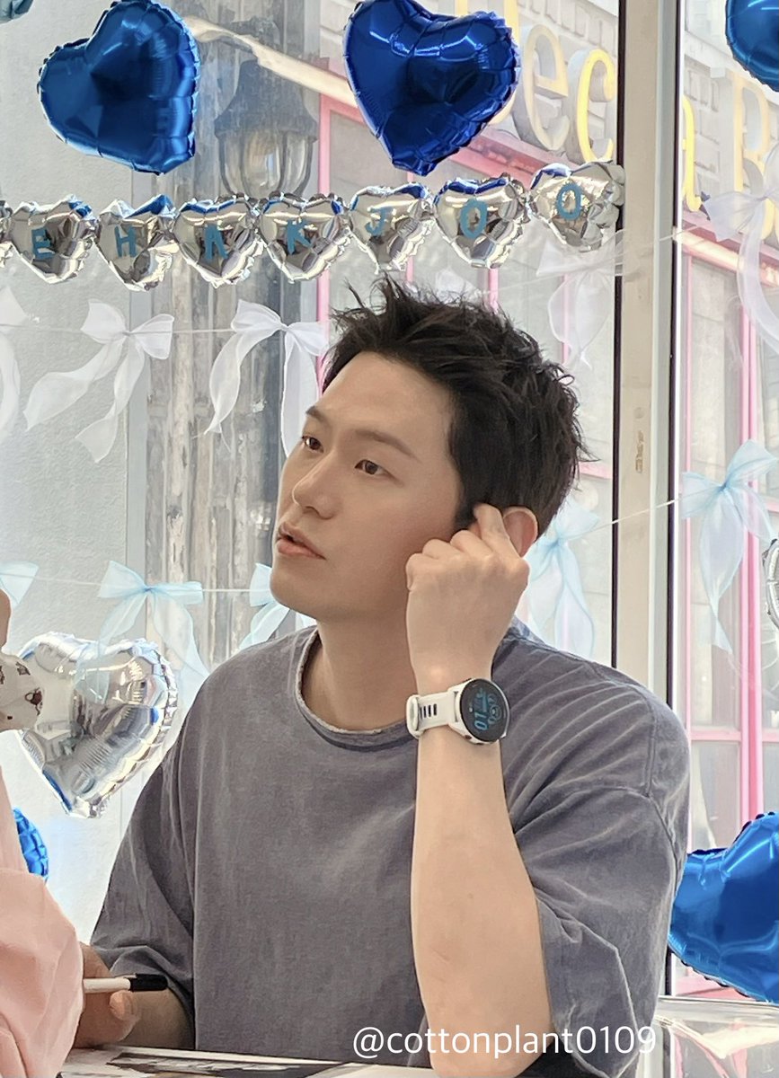cottonplant0109's tweet photo. 구석에 화분처럼 숨어 앉아서 열심히 몰래 봄. https://t.co/IOabNXTe6J