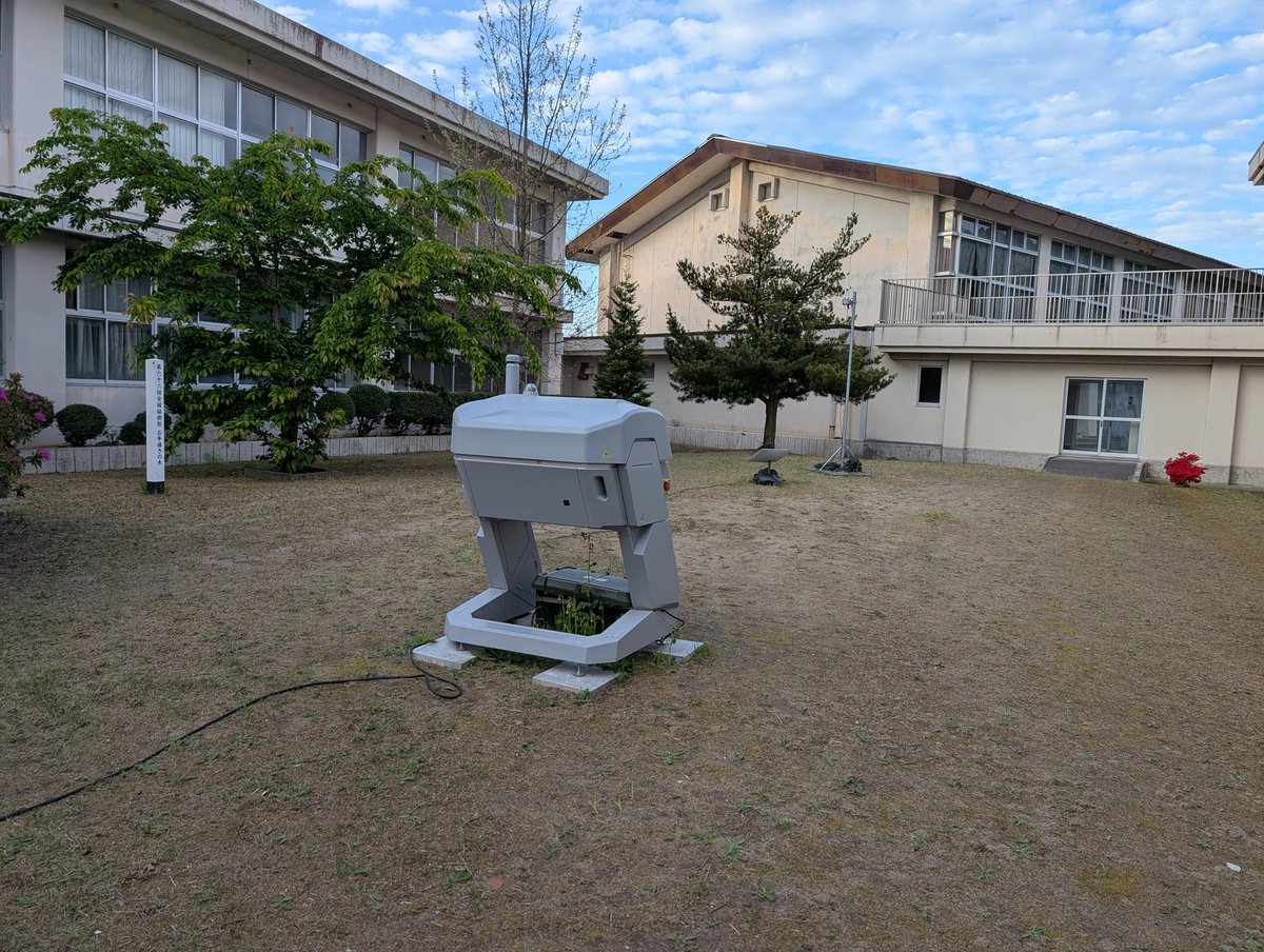 usamizaka_usari's tweet photo. 【最近の衝撃】

廃校になった母校を訪れたら、
なんか通信基地局になっていましたわ。 https://t.co/NPWmUbHQzQ