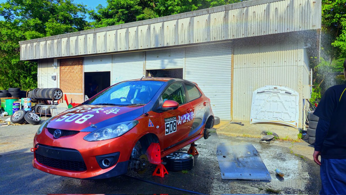 YUAC508's tweet photo. 山口大学自動車部です✋
今日はオレンジデミオのサーキット後整備、白デミオの修理に取り掛かりました！気温が高くなりだしたので日中は水分補給などして体調管理に気を付けていきましょう！🌈 https://t.co/bp4rGFU38g