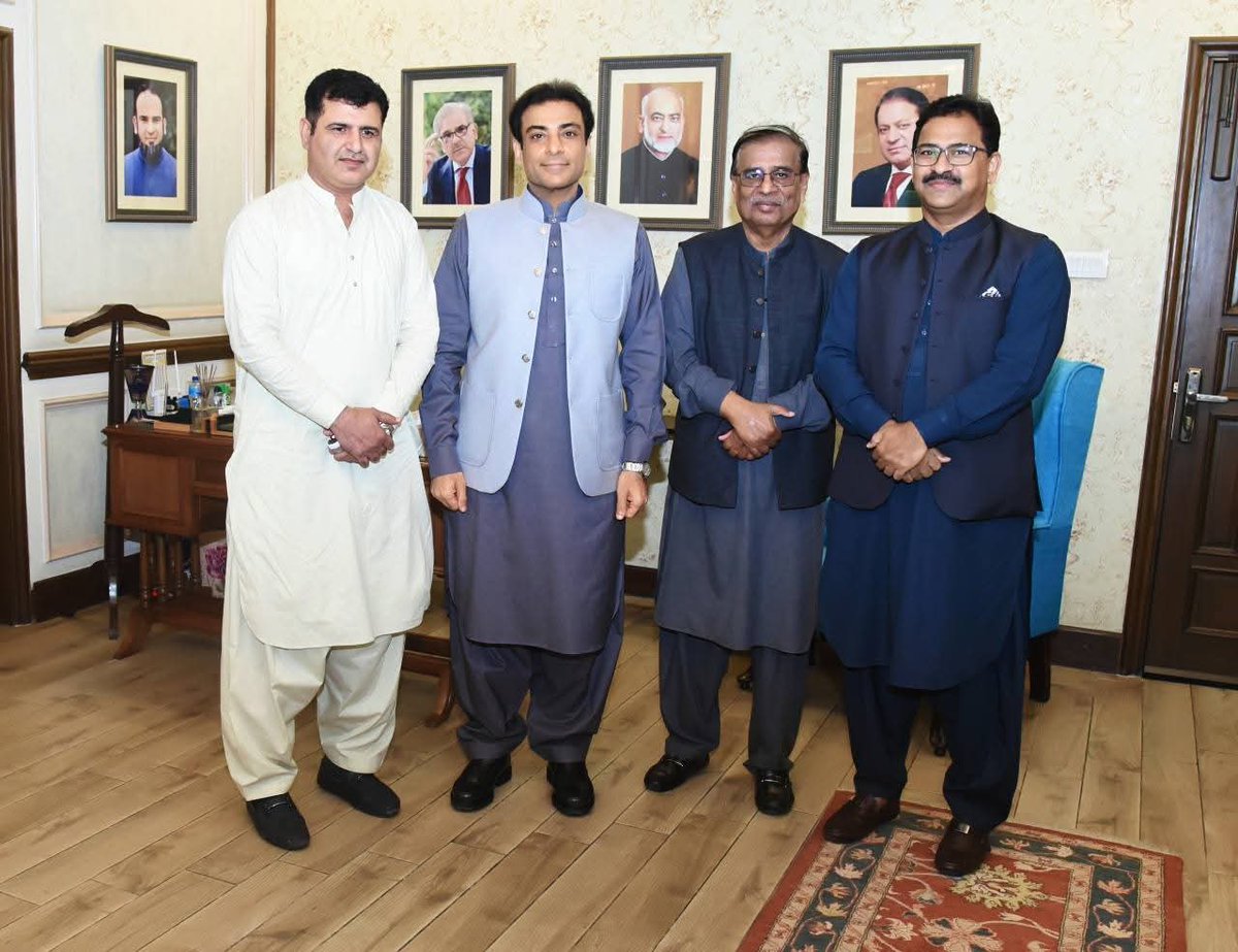 ShafiqA44335759's tweet photo. لاهور.
پاکستان مسلم لیگ ن کے سابق وزیر اعلیٰ پنجاب حمزه شهباز شريف سے سید شاھ محمد شاھ مرکزی سینئر نائب صدر پاکستان مسلم لیگ ن کی ملاقات. ملکی سیاسی صورتحال پر تبادلہ خیال کیا گیا. صدر  مسلم لیگ ن لاڑکانہ ڈویژن احسان سومرو  ڈپٹی اطلاعات سیکرٹری  مسلم لیگ ن سندھ خالد شیخ موجود. https://t.co/2OzSrBdA4m