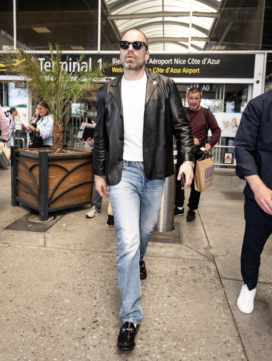 vbarn3s's tweet photo. walk walk fashion baby work it move that bitch crazy https://t.co/FkijI3NpYv