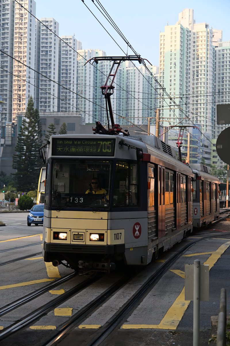 LionessOGTfL's tweet photo. これのもっと極端なやつが香港の軽鉄
常用運転台は前側のみで折り返しは終点のループ線で行う、なおかつ駅のホームは全て対向式、つまり車両左側のみ
そのためケツは先頭感が微塵もないのっぺりした見た目で、ドアも左側にのみ設置されていて右側はドアが全くない https://t.co/zekrhDCtQR