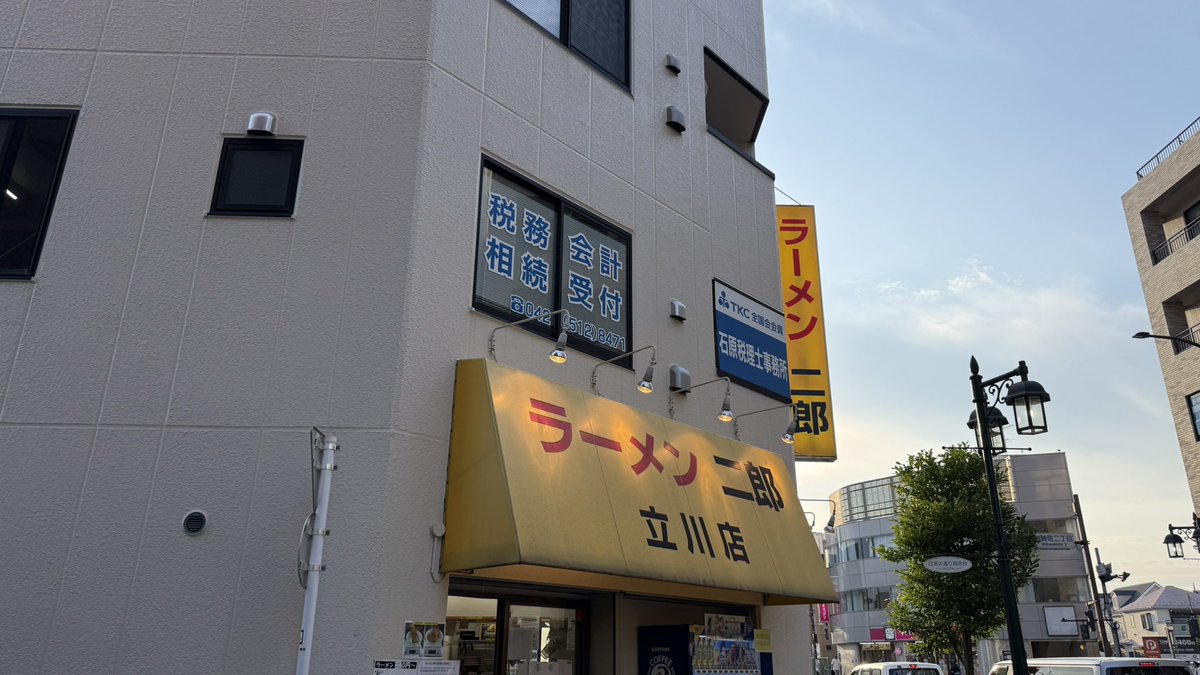 higtak's tweet photo. 久しぶりの #立川二郎 へ。夜の部開店5分前に5番手に接続。限定の #T2 いただきました。担々麺風とのこと、確かに麻と辣を感じます。アブラ、豚とスープがよく合う！うますぎてロット殿まで粘って味わわせていただきました。ごちそうさまでした！
#ラーメン二郎立川店 https://t.co/V6sQoBwiNp