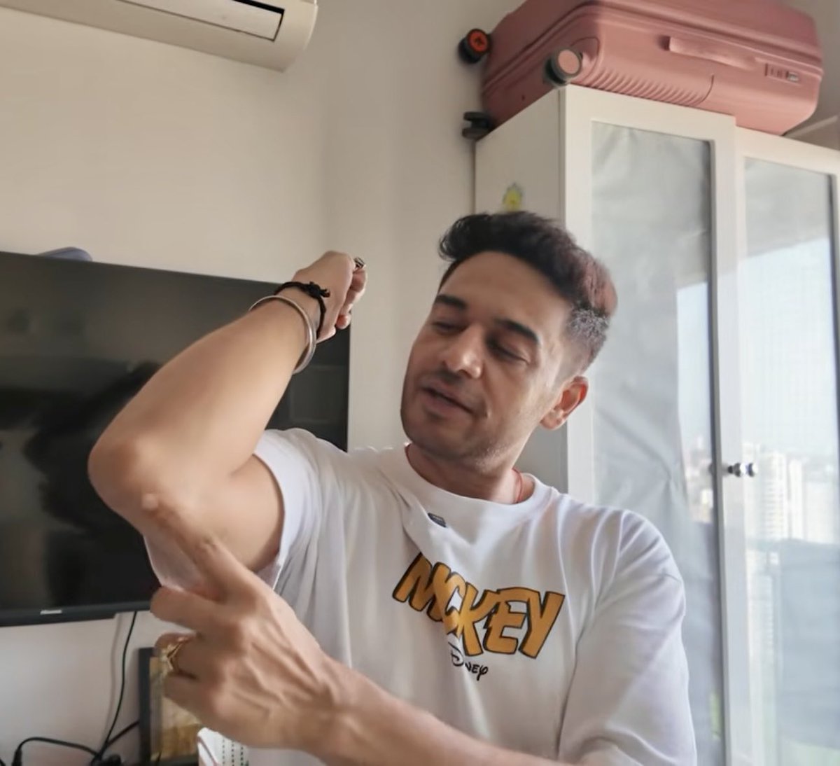 KanShubz's tweet photo. Mmmmmuuuaaaahhhh 😘
Ab elbow ekdum thik ho jayega @iamgauravkhanna 🥰

#GauravKhanna 
#KhatronKeKhiladi15 https://t.co/fSWH1DELOv