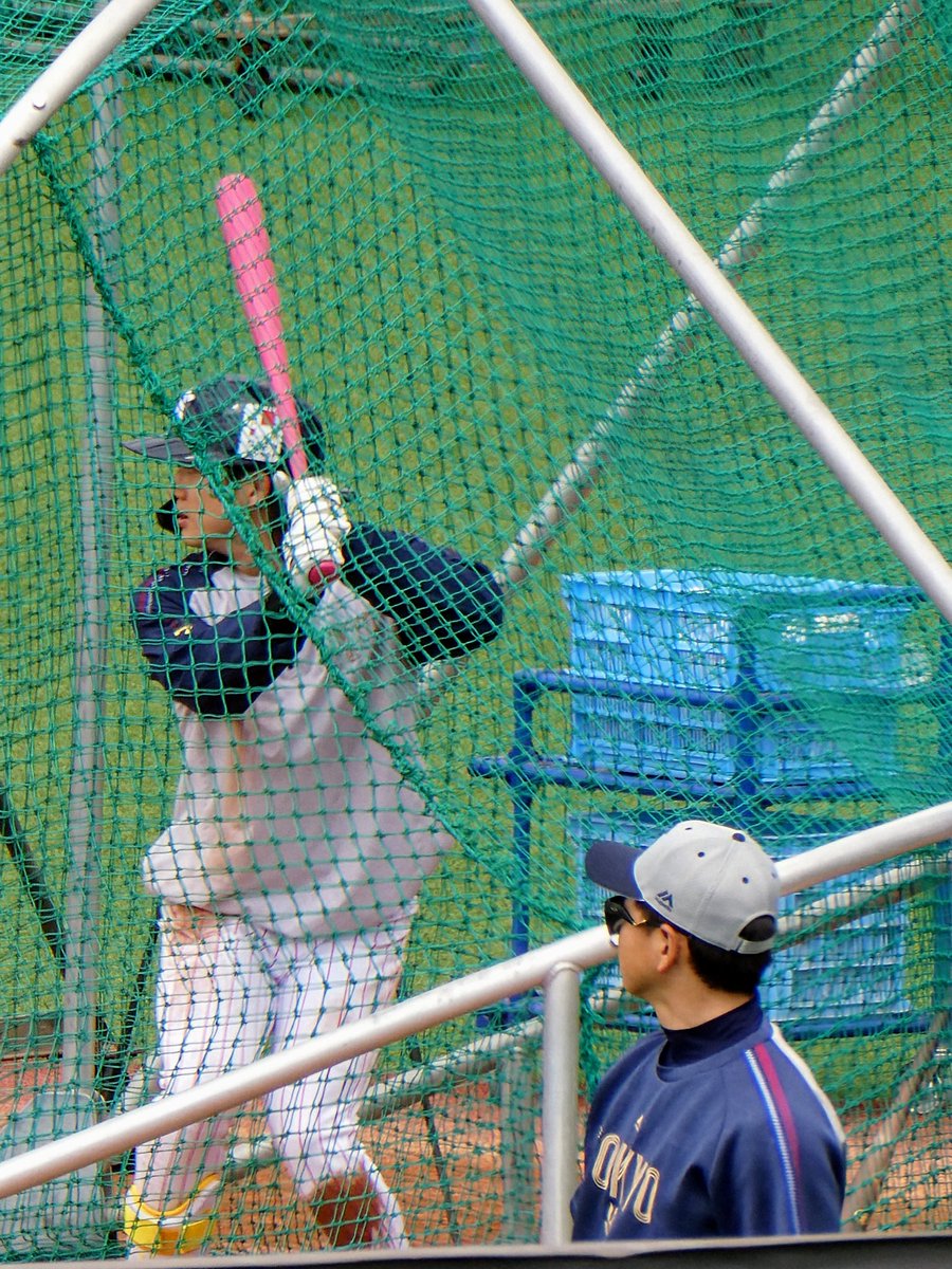 Tangjong_Bugis's tweet photo. ノック中の#７７とピンクバットの#７
2026.05.12　戸田球場
#山崎晃大朗 コーチ
#長岡秀樹 選手 https://t.co/i1LgPYX2Kh