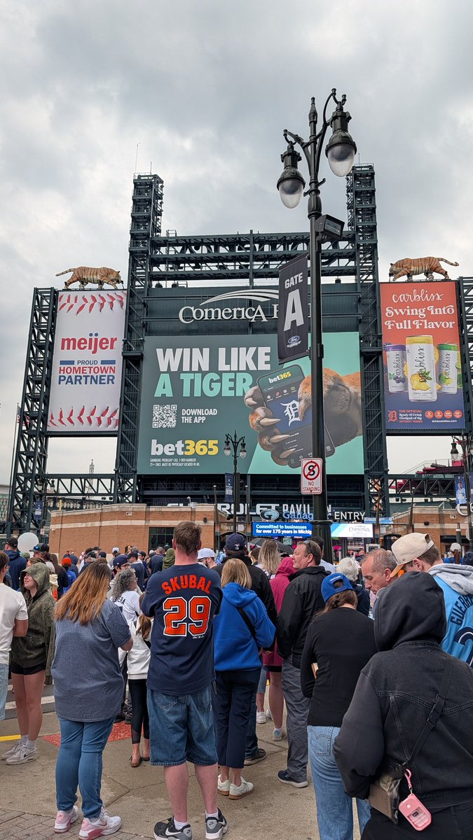 MyStuffBreaks's tweet photo. Overcast and light rain now, but storms on the way. It looks like a #RainDelayQuestions is on today's menu. @andydirks12 @jasonbenetti @daniellabruce_ @tigers https://t.co/sEZsQZfssx