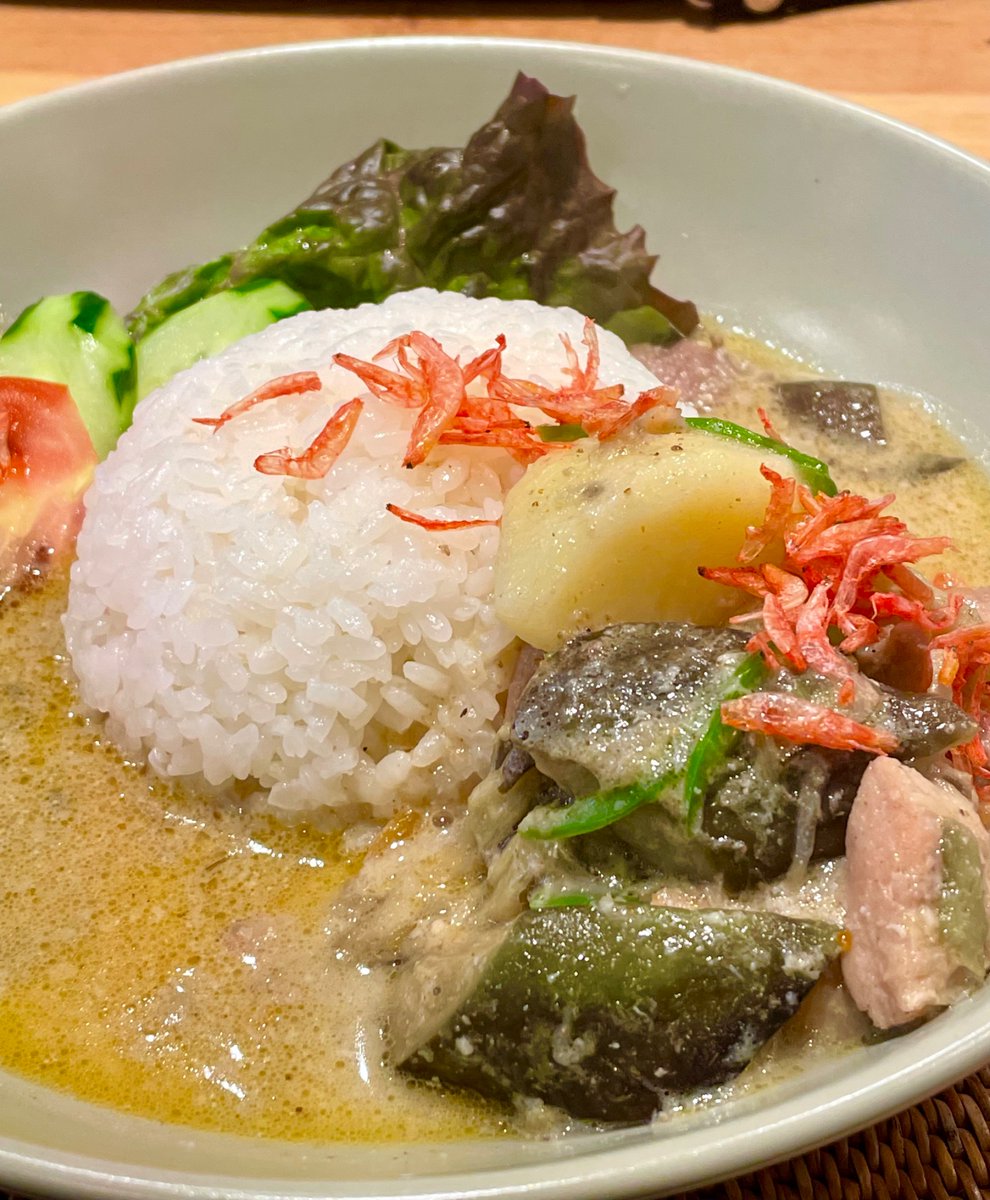 ichi3716's tweet photo. お昼はマタハリさん
タイカレー・イエローと
紫蘇ソーダに
しました

鶏スープとタイカレーの旨みが
広がる染みる
紫蘇ソーダ独特の味と爽やかさは
ご飯にも合うので
食中もお薦め👍

#大須 #ロジウラのマタハリ
#タイカレー https://t.co/ExIxX55M2M
