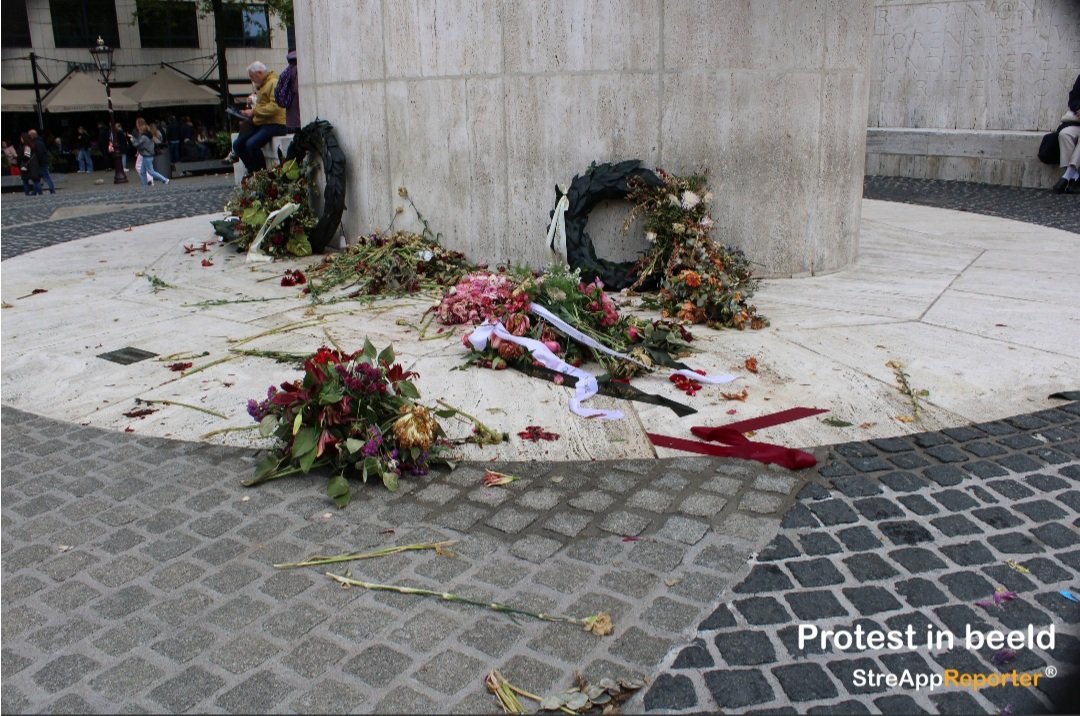 protestinbeeld's tweet photo. Weet niet wat het protocol voorschrijft, maar dit ziet er toch zeer triest uit?! Bijna twee weken na #dodenherdenking toch maar eens weghalen, @AmsterdamNL ? https://t.co/uzOYGXmnyg