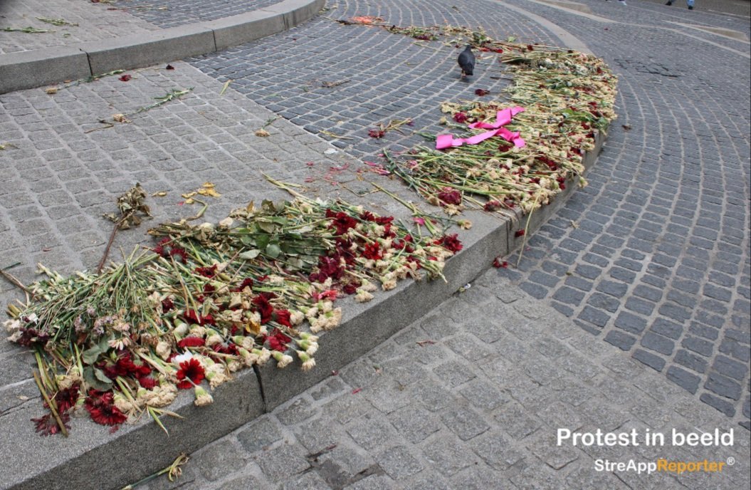 protestinbeeld's tweet photo. Weet niet wat het protocol voorschrijft, maar dit ziet er toch zeer triest uit?! Bijna twee weken na #dodenherdenking toch maar eens weghalen, @AmsterdamNL ? https://t.co/uzOYGXmnyg