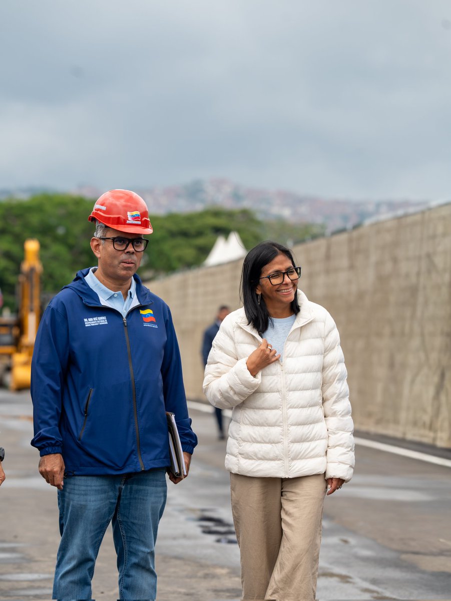 mippci_ven's tweet photo. #Galería 📸 | La Presidenta (E) Delcy Rodríguez, lideró la entrega de una flota de camiones compactadores destinados a la recolección de desechos sólidos, así como de maquinaria pesada. https://t.co/gm2gPpRBfb