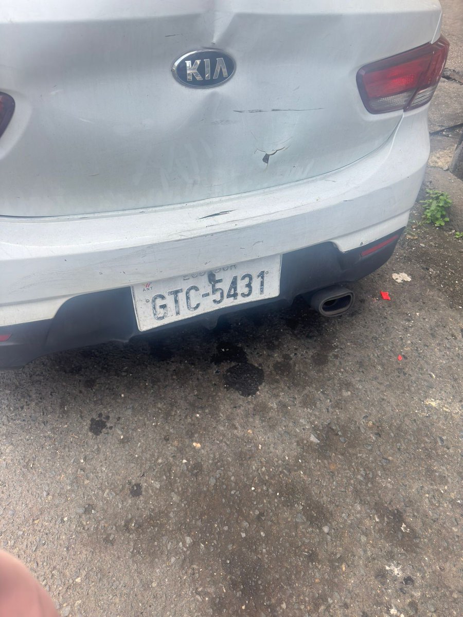 ThonyArte10's tweet photo. @atm_transito su ayuda por favor con un vehículo kia GTC-5431 lleva mas de una hora parqueado fuera de un garaje y no se puede ingresar al parqueadero. https://t.co/X0ELBZcOmT