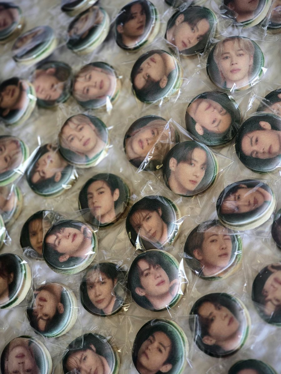 LaydeCakes's tweet photo. Brought cookie freebies for BTS Stanford D1 🥰🫰 see you out there ARMY! https://t.co/tX1egMN44E