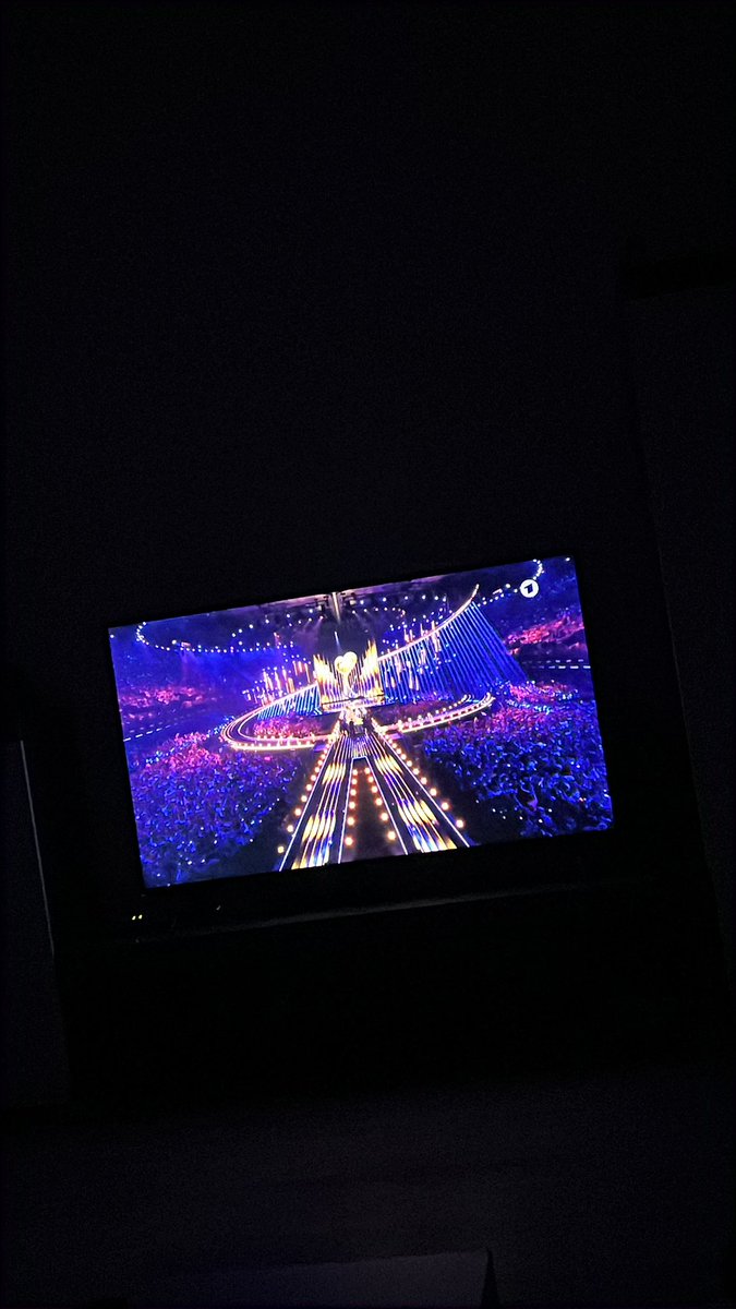 moontatts's tweet photo. Natürlich wird sich der #ESC2026 angeschaut. https://t.co/84bZ38bPNE