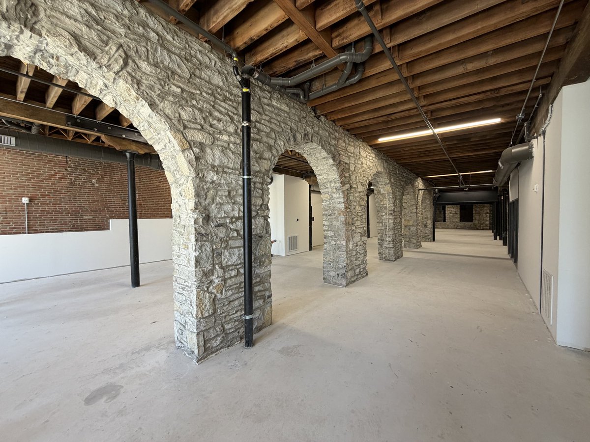 CitySceneSTL's tweet photo. For those spaces, imagine restaurants, day cafe/night bar, rooftop bar, and a clothing store. They’re great spots for local businesses to open in and help with the revitalization.

I want to see new businesses with the new residents (more moving in when Old Judge is complete). https://t.co/4V6ZoEMkhG