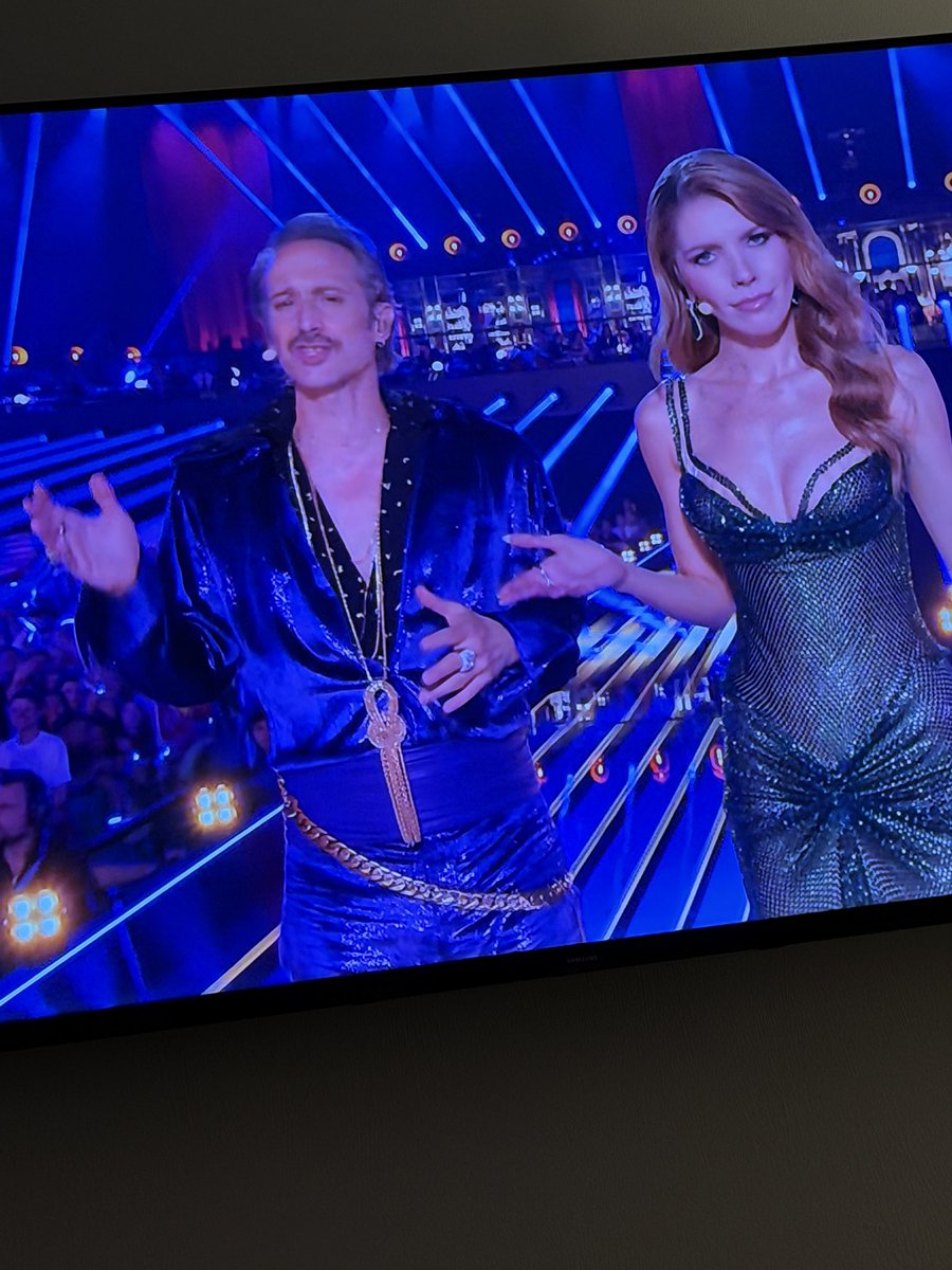 itscaroz's tweet photo. What is Swagni doing on Eurovision https://t.co/VZYu4rbLPW