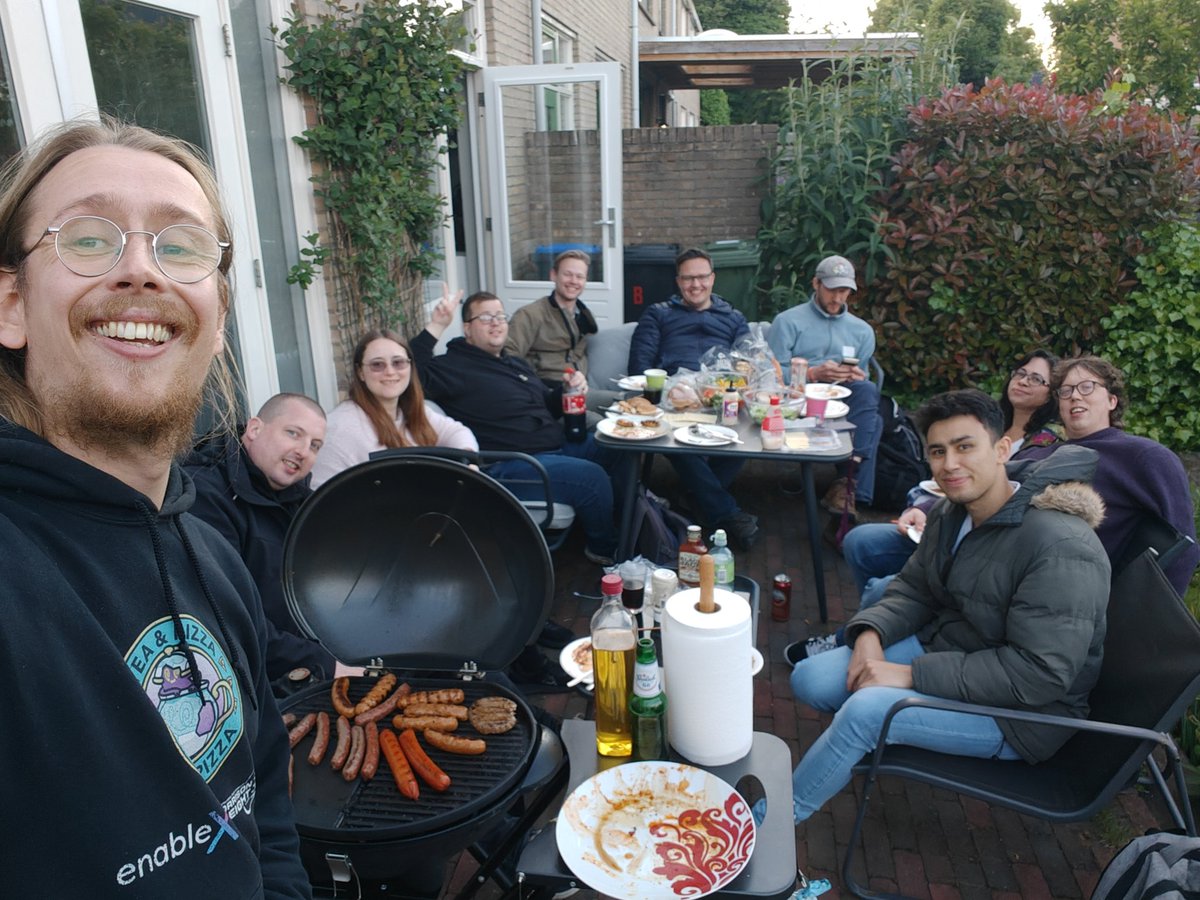 Statastan's tweet photo. I had the most fun in a tournament in a very long time. Some incredible matches off stream and some incredibly fun matches on stream. Closing off the day with a BBQ with team mates from @TeaNPizza #playpokemon https://t.co/tTHVuJ7hgt