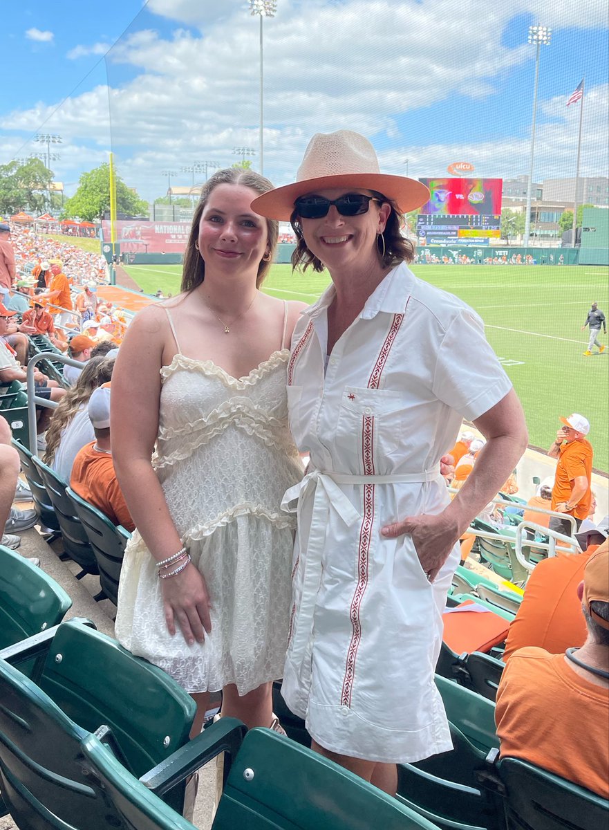 box_amanda's tweet photo. Lots of blue sky for the last game of the regular season! 🤘⚾️🤘⚾️🤘⚾️@TexasLonghorns https://t.co/VriP0SJmVQ