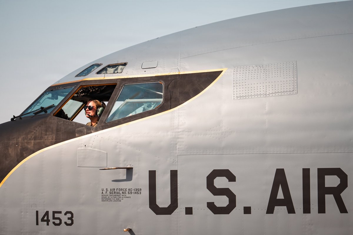 CENTCOMArabic's tweet photo. يعمل فنيو الصيانة في القوات الجوية الأمريكية على طائرة التزويد بالوقود KC-135 Stratotanker. تعمل طائرات التزويد بالوقود على توسيع النطاق العملياتي للأصول العسكرية الأمريكية المنتشرة في جميع أنحاء الشرق الأوسط.

#القيادة_المركزية_الامريكية https://t.co/yiQS4pky8U