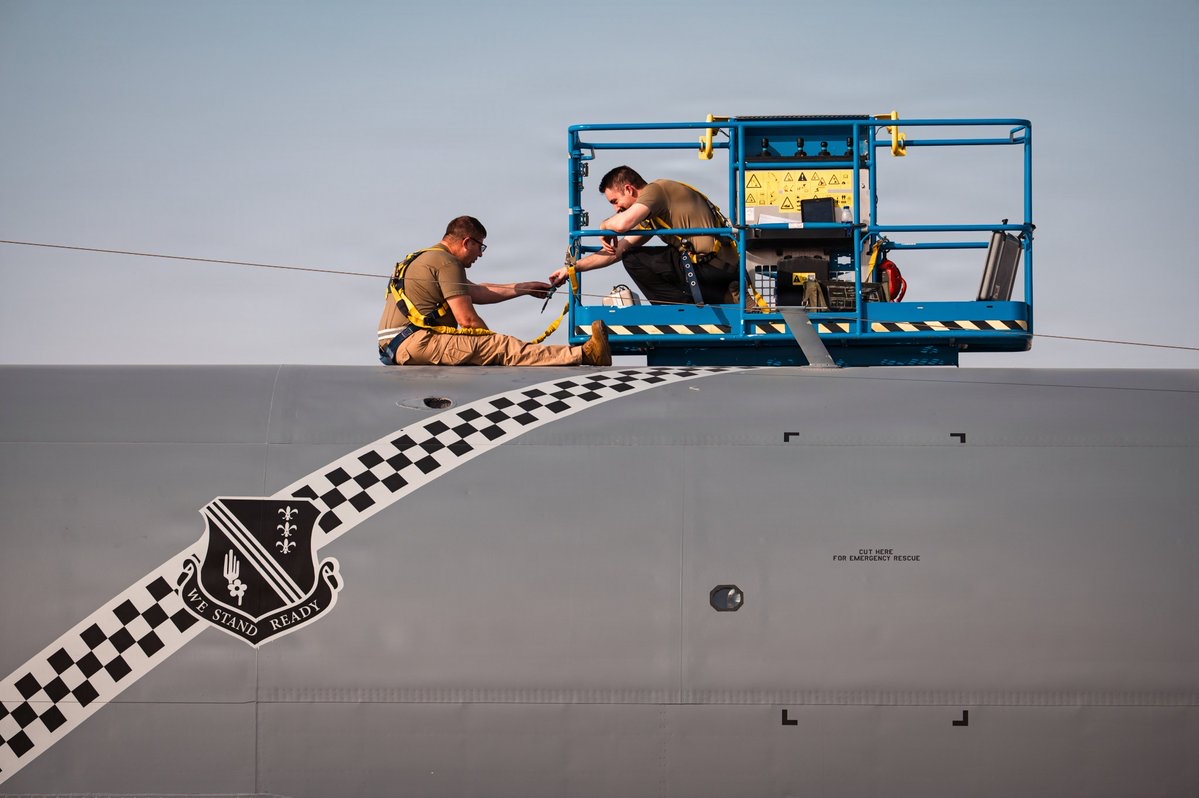 CENTCOMArabic's tweet photo. يعمل فنيو الصيانة في القوات الجوية الأمريكية على طائرة التزويد بالوقود KC-135 Stratotanker. تعمل طائرات التزويد بالوقود على توسيع النطاق العملياتي للأصول العسكرية الأمريكية المنتشرة في جميع أنحاء الشرق الأوسط.

#القيادة_المركزية_الامريكية https://t.co/yiQS4pky8U