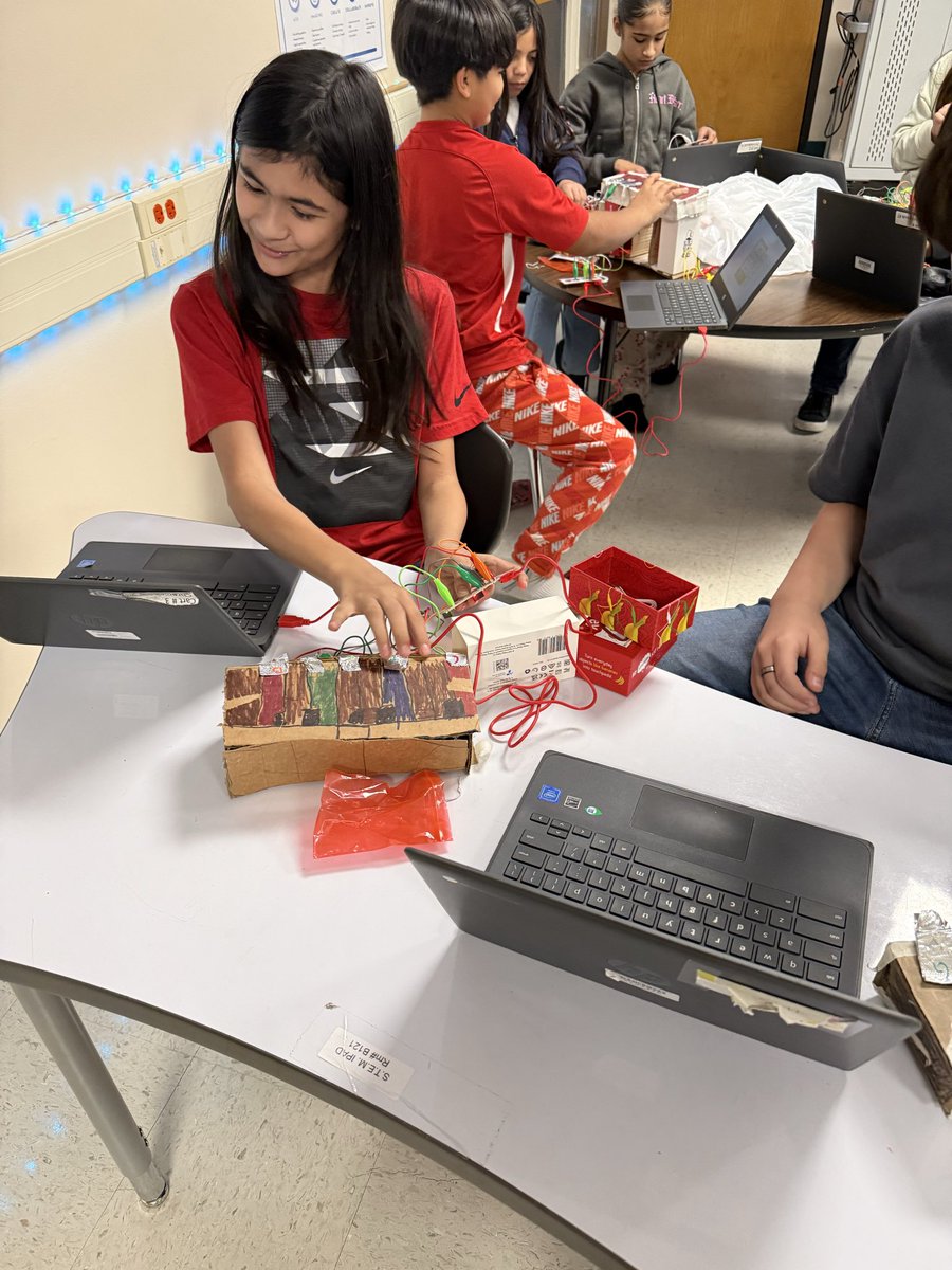 Michelle_STEM's tweet photo. That’s a wrap for our 5th graders Makey Makey instruments! Shout out to Mr. Mccurtain and Mrs. Maldonado for working on this shared project! https://t.co/W66In3W6kg