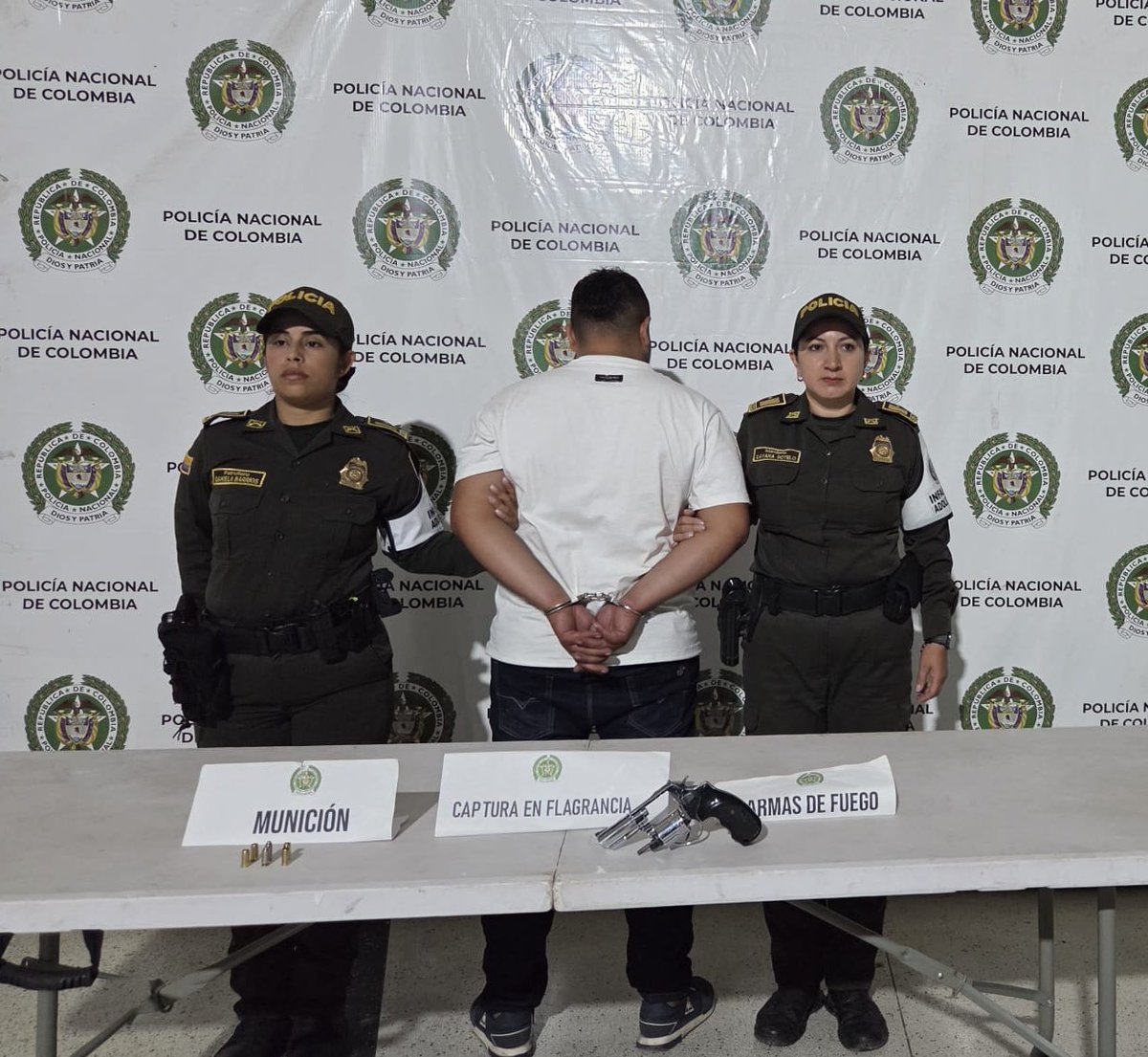 ProteccionPonal's tweet photo. Realizamos en #Huila la captura de un ciudadano por el delito de fabricación, tráfico, porte o tenencia de armas de fuego, accesorios, partes o municiones👮🫡. https://t.co/28oH094b73