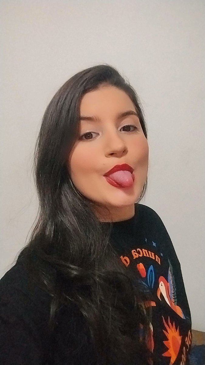 thisvick's tweet photo. @zcahverse Com certeza, essa geração nova com cara de mais velho pq usa muita make, roupas pra parecer mais velha, e etc ... Fico toda boba quando acham que sou mais nova , sou de 98 😅😅 e sem nenhum procedimento estético hahaha https://t.co/4lijaFn7z8