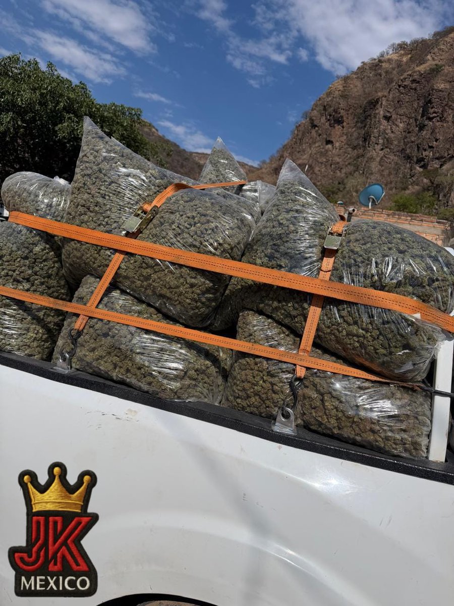 ElapaJK's tweet photo. Apasitos andamos al mero vergzo, la troca no para de subir y bajar jale para quedar amarillos con ustedes .

Echen 100 reacciones y sacamos un ganador en la tarde de una cajita feliz de JK sinle dan RT hay mas chance .

Para saber mas vean el link en comentarios . https://t.co/ElTGn8a9GS
