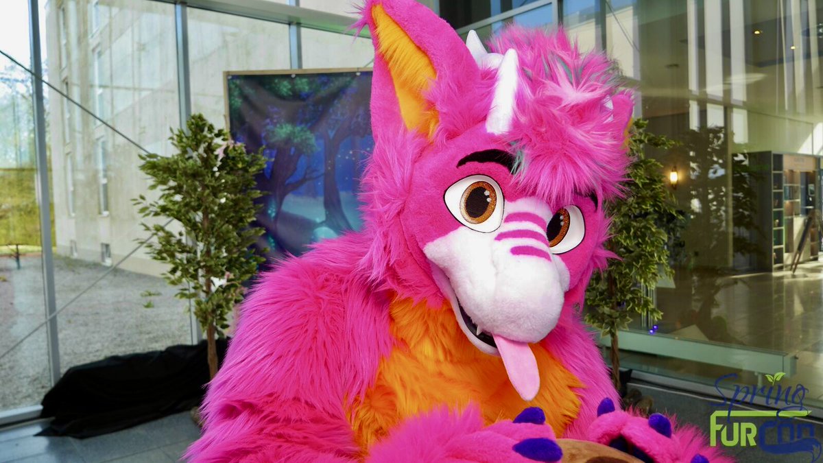 KingSimba_net's tweet photo. The dragon cheekily sticks out its tongue and is captured by the photo booth
🧵@whitewingsuits
📷 Fa2P Fotobox
📆2026
#SpringFurCon https://t.co/uHGi0hwyCL