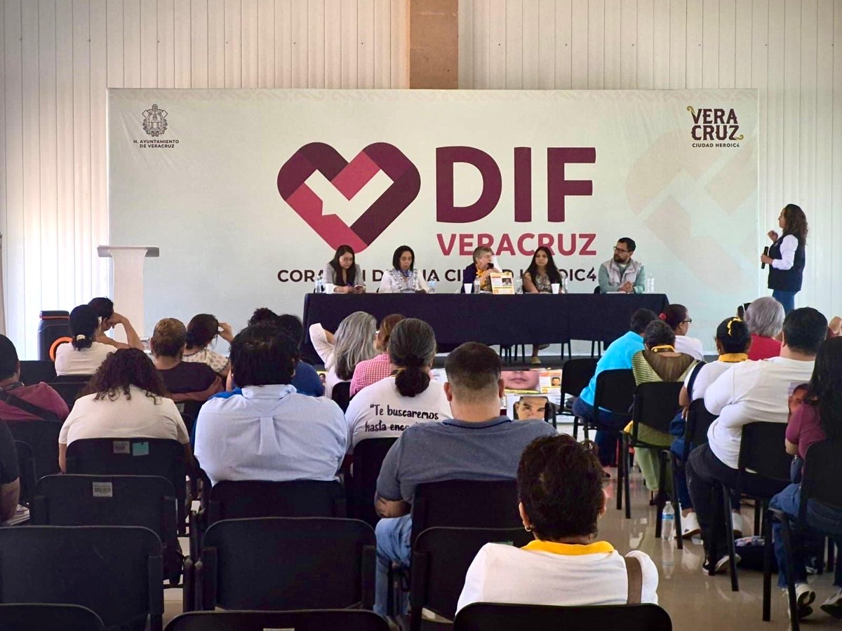 arturomedinap's tweet photo. La comisionada nacional de @Busqueda_MX, Martha Lidia Pérez Gumecindo, sostuvo una reunión en el bellos estado de Veracruz con integrantes del colectivo @SolecitodeVer, para reforzar el trabajo conjunto y las estrategias impulsadas por la presidenta @Claudiashein y la titular de @SEGOB_mx, @rosaicela_, en las labores permanentes de localización de personas.

Al encuentro acudieron la titular de #Búsqueda de  @GobiernoVer Lutgarda Madrigal, junto con su equipo, así como representantes de la @CEAVMex y de la @FGE_Veracruz.