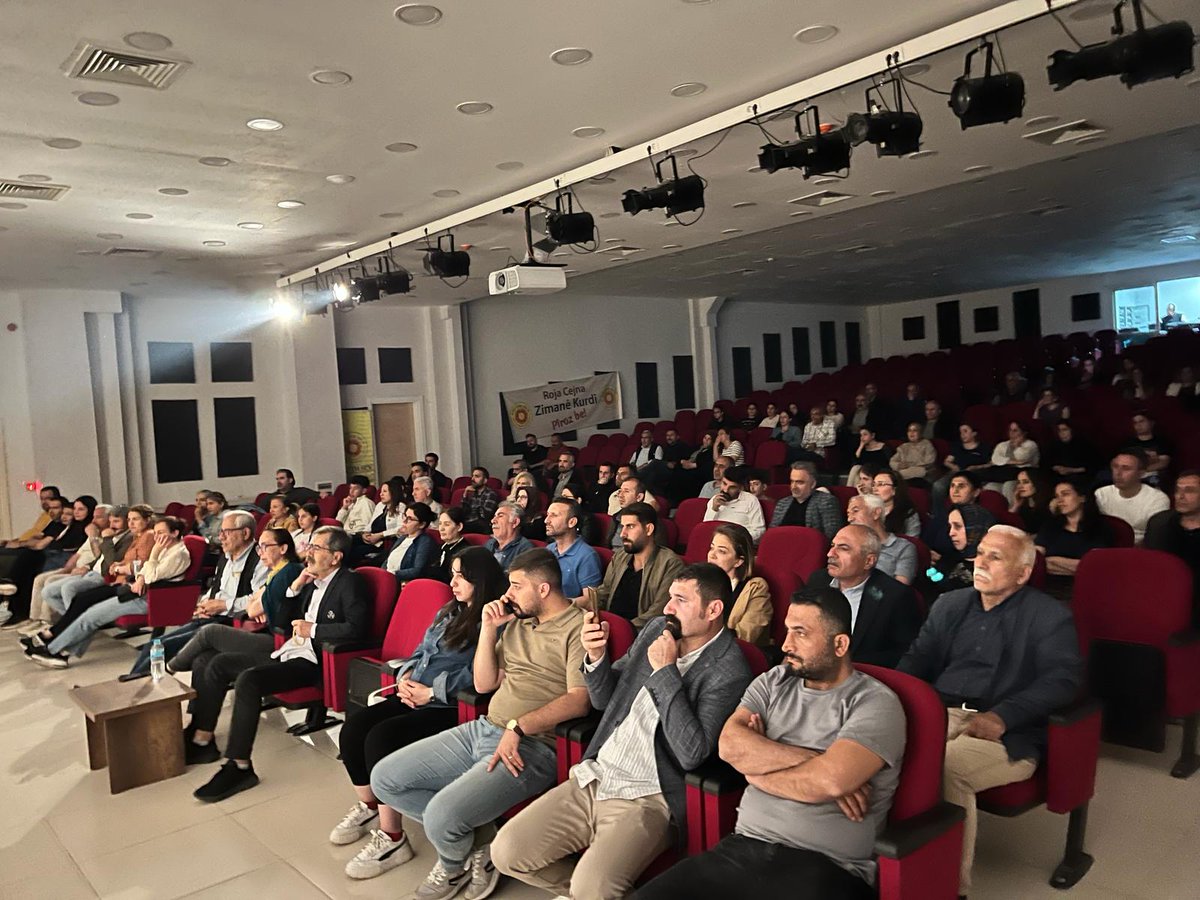 ad_egitim's tweet photo. Van Eğitim Sen Tiyatro Grubu tarafından sahnelenen “Ölüleri Gömün” oyunu, sanatın toplumsal hafızayı diri tutan gücünü bir kez daha ortaya koydu.
Savaşın, yıkımın ve insanlık acılarının anlatıldığı oyun; izleyiciler üzerinde derin bir etki bıraktı. Teşekkürler 
@EgitimSenVan https://t.co/iwjoiaohw9