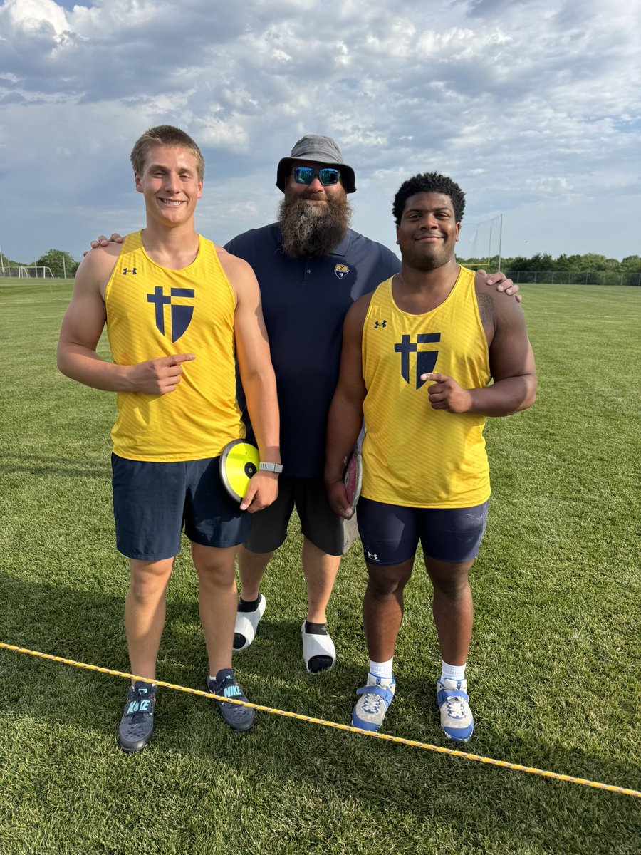 DJackle's tweet photo. Great week of league championship track! K’Lynn champion in both shot and disc, Bode 2nd place in both shot and disc, Nora 2nd in disc and 3rd in shot , and Barrett  5th in disc for EKL league championships. Joey IVY league champion in the discus https://t.co/XjejTZ5FPL