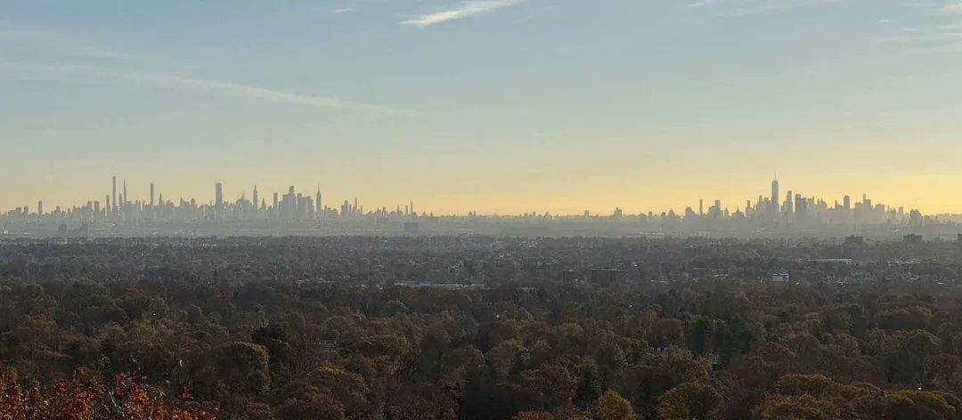 mcstonker's tweet photo. @seanw_m It's hard to find a complete picture of NYC since you have to be like 20 miles away from it to see the whole thing. This is just midtown and downtown. This doesnt show uptown, Brooklyn, Long Island city or Jersey city skylines. Chicago is amazing but it's like 1/4 of NYC. https://t.co/UltfVd6Lf5