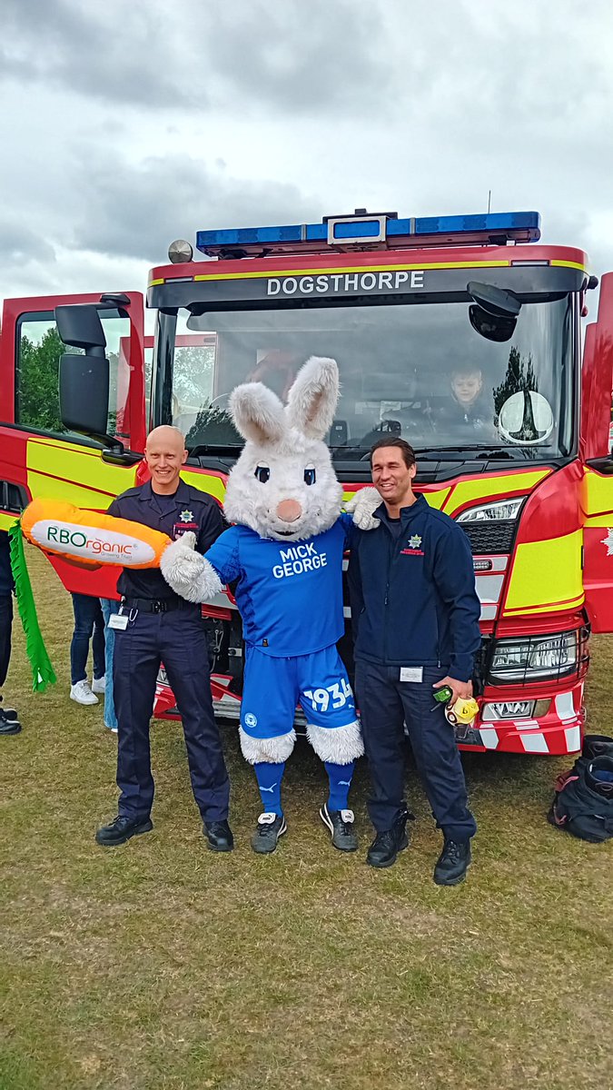 PeterBurrow1934's tweet photo. Brilliant day down @NeneParkTrust for the Peterborough celebrate festive causing chaos. Fun,laughter,loads of flossing thanks to @theposh assemblies with @philadlam think every kid I met today had seen me at their school and what felt like a million photos @BigCrawf @DMAC102 🐰🥕 https://t.co/XcEm399sLr