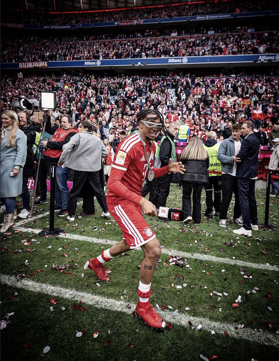 ThePulseFC's tweet photo. OLISE 🩷🖤
PLAYER OF THE SEASON  ⚽️

15 goals, 19 assists, 39 G/A in 32 games for FC Bayern

Michael Olise, Bundesliga's Player of the Season winner

Congratulations @OliseM17 well deserved 🫶🏼🏆

#bayernmünchen  #Olise #Bundesliga https://t.co/bJ05rP5HTJ