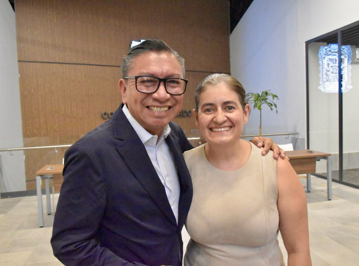 JLuis_Figueroa's tweet photo. En el marco del Primer Aniversario de ICDEA Puebla, entregué un reconocimiento a la Dra. @CelinaPGuzman, subsecretaria de Desarrollo Tecnológico, Vinculación e Innovación de la @Secihti_Mx, por su participación como panelista en este importante encuentro.

Reconozco su trayectoria, su compromiso con la innovación y el cariño con el que siempre impulsa proyectos que fortalecen el desarrollo de #Puebla.

Seguimos abriendo las puertas del @CongresoPue a espacios de diálogo, conocimiento y participación que suman al futuro de nuestro estado.

#FigueroaConLaGente #PueblaSur #LXIILegislatura #PorAmorAPuebla