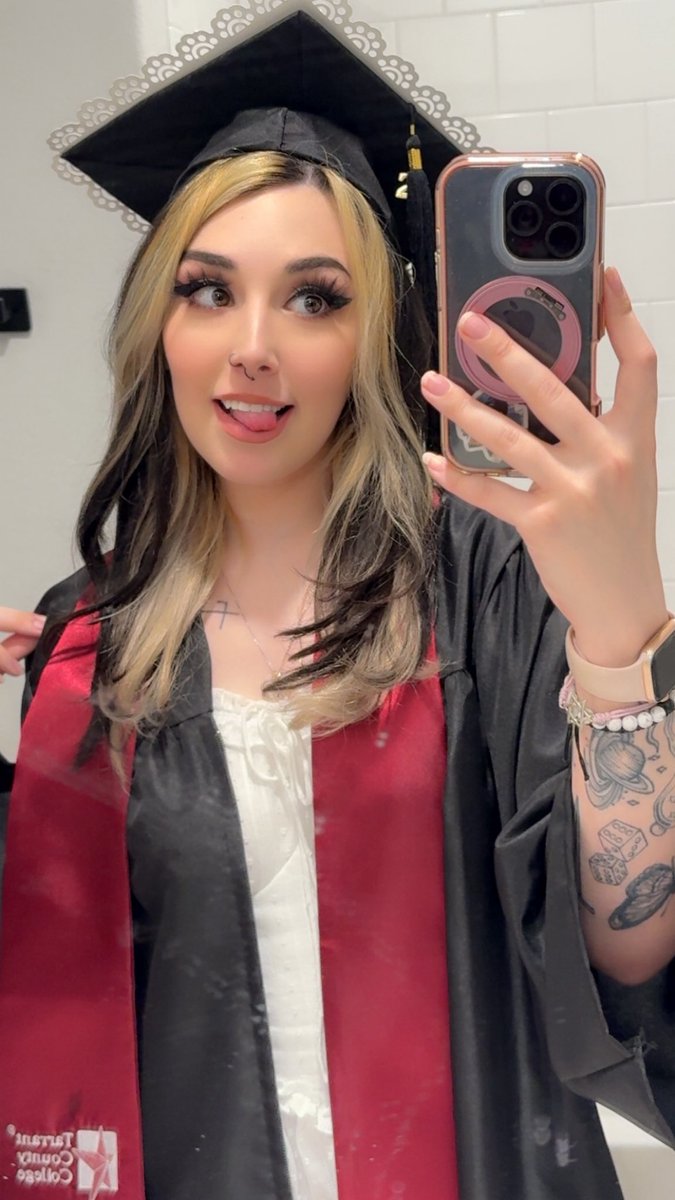 ariessuns's tweet photo. prob my fav outfit of this year https://t.co/bfCCtkneRl