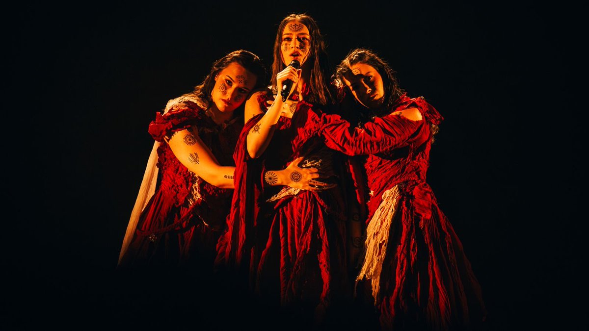 efdiegi_'s tweet photo. I gruppi folkloristici dell'est all'eurovision ci hanno dato sempre TUTTO https://t.co/P8qtrLqAkM