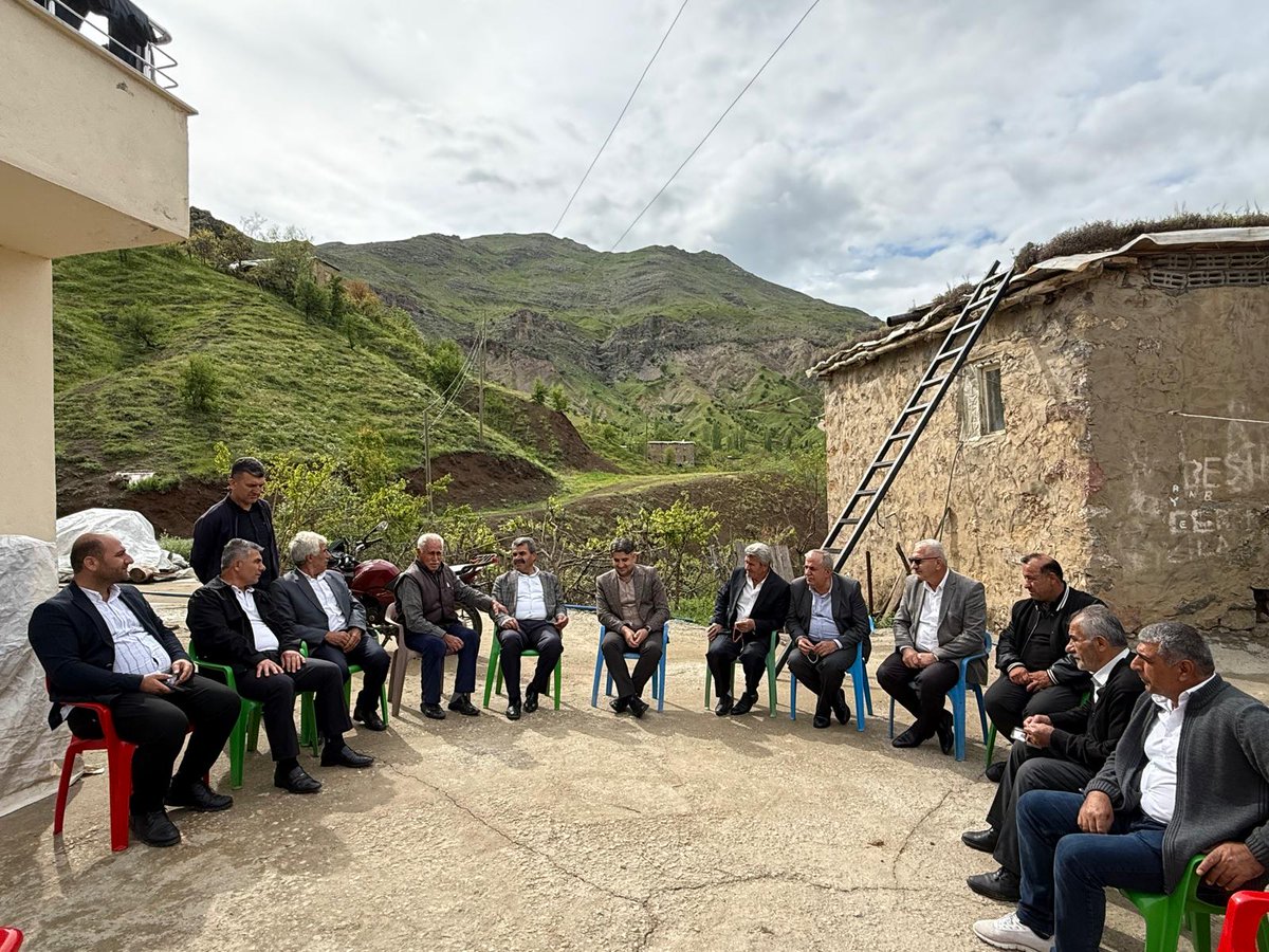 KozlukAkparti's tweet photo. 📍 Geçitaltı Köyü 
İlçe Başkanımız Sayın Hakim IŞIK ve İl Genel Meclis Üyemiz Sayın Adnan ÇETİNKAYA GeçitAltı Köyümüzde Mehmet Raşit AK Amcamızı ve Hemşehrilerimizi ziyaret ederek Teşekkür Belgelerini Teslim Ettiler.
@AvukatErsanAksu 
@fnasiroglu 
@abuyukgumus 
@SansiHuseyin https://t.co/4UM1yUZFyy