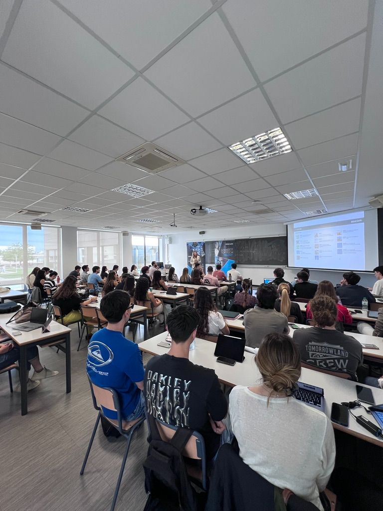 adeupv's tweet photo. 👨‍🎓 De la empresa al aula: Ana Darder, socia fundadora y directora de RR. HH. de @EdicomGroup  y miembro del @CSocialUPV visitó FADE para hablar de talento con ADE+Teleco y ADE+Informática. Gracias a @edicomgroup_HR , Gabriela Ribes y Sofía Aparisi. #FADEUPV #UPV #EDICOM #RRHH https://t.co/UAanCbVSUa