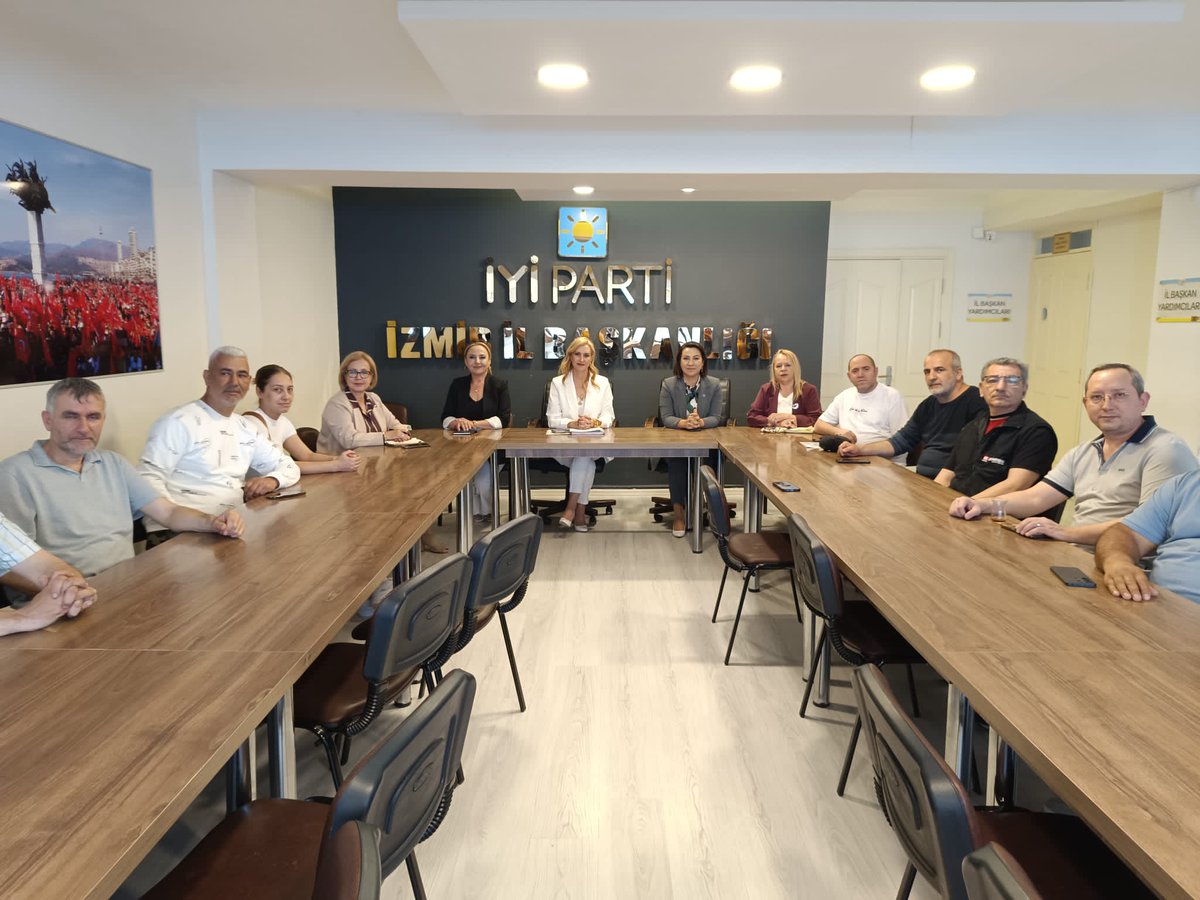 CirakStajFED's tweet photo. EMEĞİN SESİ İZMİR’DE
KARŞILIK BULDU…

Teşekkürlerimizi Sunuyoruz;
Sayın @MDervisogluTR
Sayın @ipekozkal
Sayın @avulkudogan
Sayın @MuratCaner55
Sayın: @knc_5835
Sayın: @Al1Cuneytdursun

@iyiparti & @iyiparti35_
@iyipartiduyuru_ & @iyigenclik_

Staj ve Çıraklık Sigortası Mağdurları Federasyonu olarak;

İYİ Parti İzmir İl Başkanlığında gerçekleştirdiğimiz görüşmede, yıllardır görmezden gelinen sigorta başlangıcı mağduriyetimizi doğrudan ifade etme fırsatı bulduk.

Bizleri dikkatle dinleyen, değerlendirmelerimizi kayıt altına alan ve konunun siyasi düzlemde takip edilmesi adına yapıcı yaklaşım sergileyen İYİ Parti Sosyal Politikalardan Sorumlu Genel Başkan Yardımcısı Sayın Prof. Dr. İpek Özkal’a ve İYİ Parti İzmir İl Başkanı Sayın Av. Ülkü Doğan’a teşekkür ediyoruz.

Çocuk yaşta üretim hayatına dahil edilen, devlet denetiminde çalışan, iş kazası ve meslek hastalığı primi yatırılan, sigorta sicil numarası ve sigorta kartı verilen çırak ve stajyerlerin; yıllar sonra sigorta başlangıcının yok sayılması kabul edilemez bir adaletsizliktir.

Bu mesele artık milyonlarca insanın çalışma hayatını, sosyal güvenlik geleceğini ve yıllara yayılan emeğini doğrudan etkileyen toplumsal bir sorundur.

Sorunun Sayın Genel Başkan Müsavat Dervişoğlu’na iletilmek üzere değerlendirmeye alınması ve çözüm iradesiyle dinlenmesi, mücadelemiz açısından önemli bir gelişmedir.

Federasyonumuz; geçmişte üretim tezgâhlarında yetişen bugünün mesleğinde uzman, usta, teknisyen, zanaatkâr ve üretim emekçilerinin hakkını savunmaya kararlılıkla devam edecektir.

Gösterilen ilgi, samimi ev sahipliği ve yapıcı yaklaşım için İYİ Parti Ailesine ve İzmir İl Başkanlığına teşekkür ediyor, sürecin yakın takipçisi olacağımızı kamuoyuna saygıyla bildiriyoruz.

Staj ve Çıraklık Sigortası Mağdurları Federasyonu 🇹🇷

Yaz  Medya Yaz
#StajyerÇırağınHakkıÇalındı