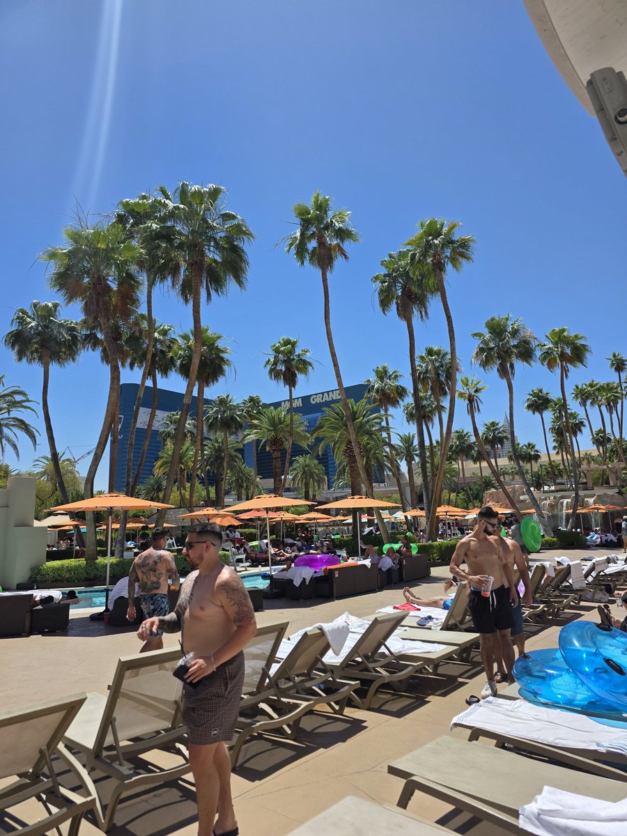 JWolfsky's tweet photo. Vegas Layover ❤️🌴🤽♀️💯 #Alesso #ECDWeekend @ItsNyaaack https://t.co/AxD1qSgNL0
